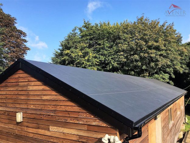 Rubber flat roof on a garden cabin